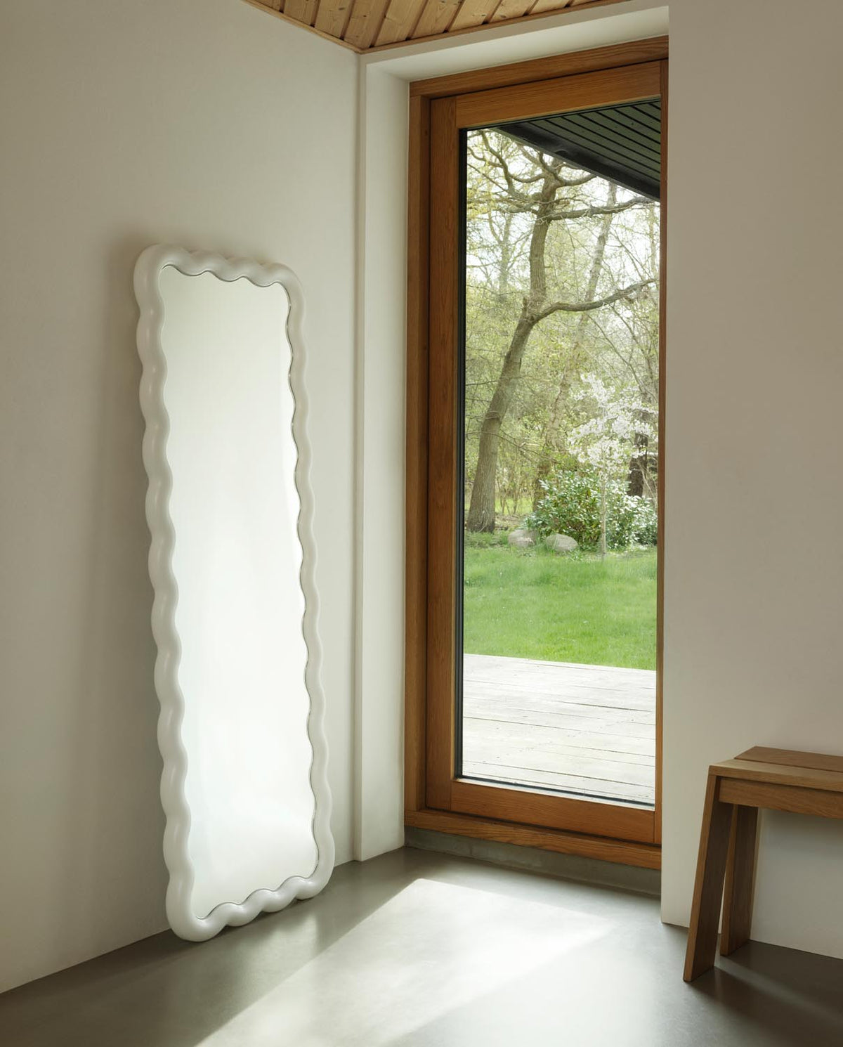 Illu Spiegel 160 x 55 cm von Normann Copenhagen mit wellenförmigem Stahlrahmen, LED-Beleuchtung und Glasspiegel aus PMMA.