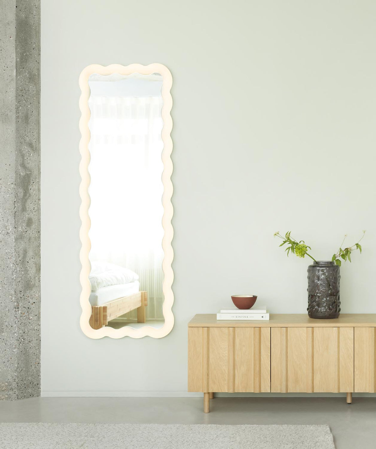Illu Spiegel 160 x 55 cm von Normann Copenhagen mit wellenförmigem Stahlrahmen, LED-Beleuchtung und Glasspiegel aus PMMA.