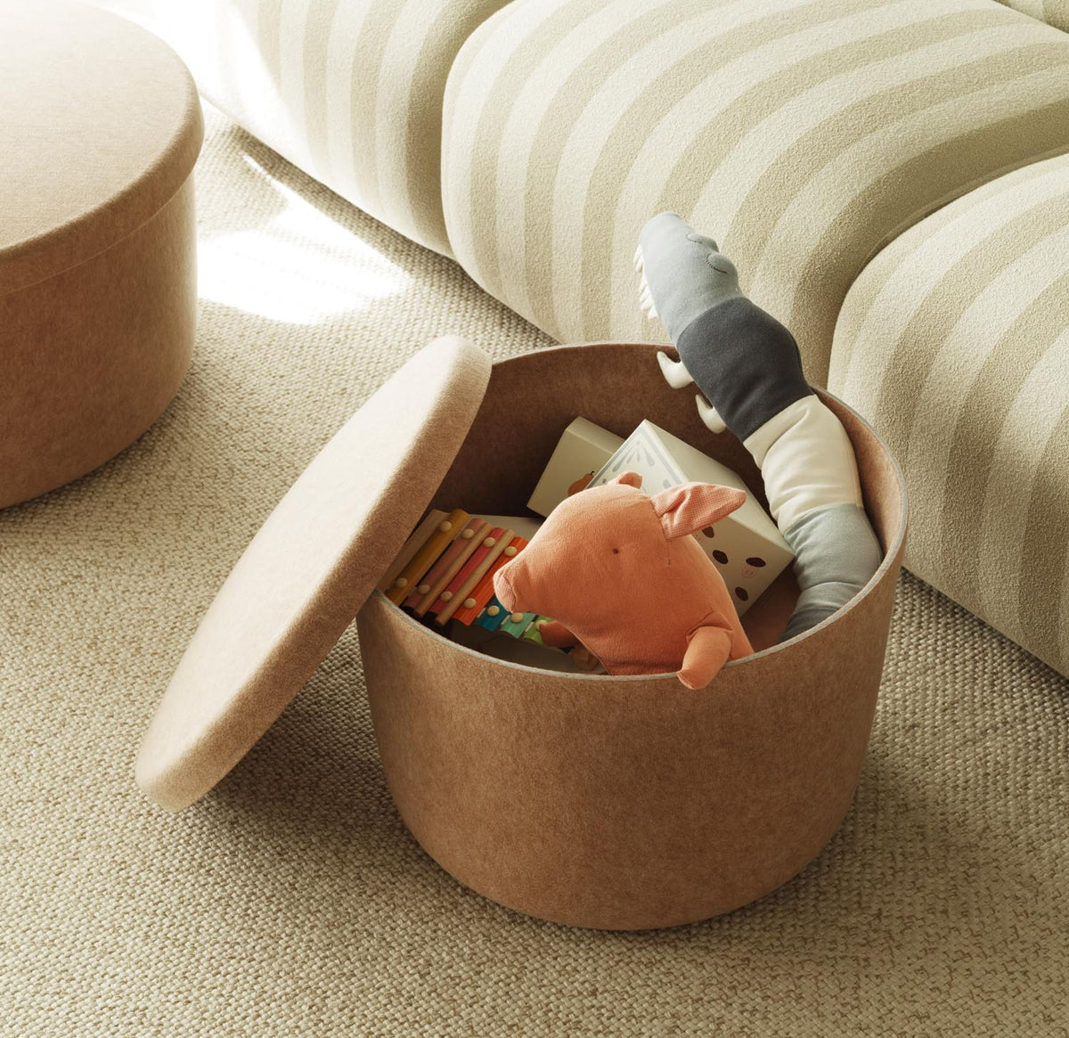 Hide Storage Pouf klein in Sand präsentiert im Onlineshop von KAQTU Design AG. Pouf ist von Normann Copenhagen