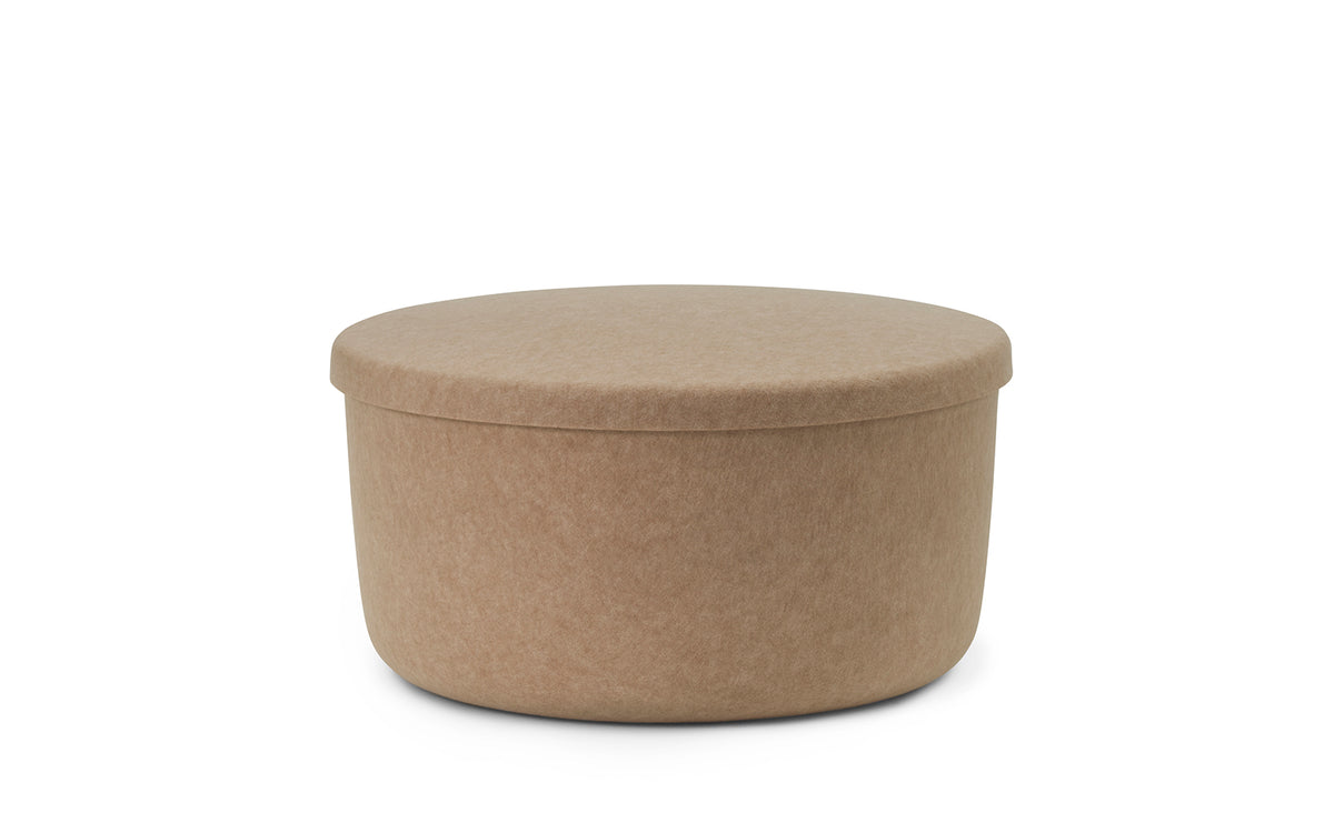 Hide Storage Pouf Gross in Sand präsentiert im Onlineshop von KAQTU Design AG. Pouf ist von Normann Copenhagen