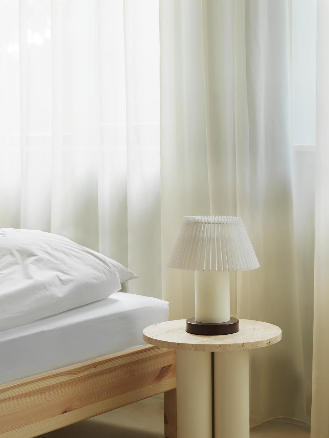 Tischleuchte Cellu EU von Normann Copenhagen in Hellgrün mit plissiertem PVC-Lampenschirm, Aluminiumstiel und Stahlsockel aus rostfreiem Stahl.