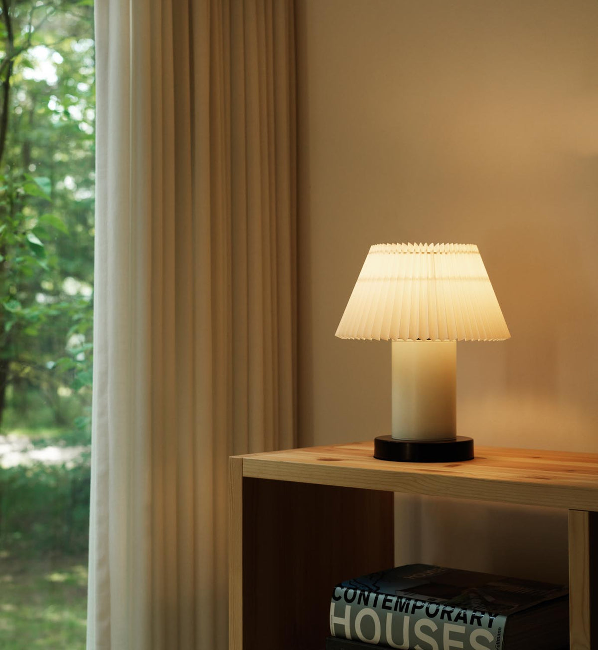 Tischleuchte Cellu EU von Normann Copenhagen in Hellgrün mit plissiertem PVC-Lampenschirm, Aluminiumstiel und Stahlsockel aus rostfreiem Stahl.