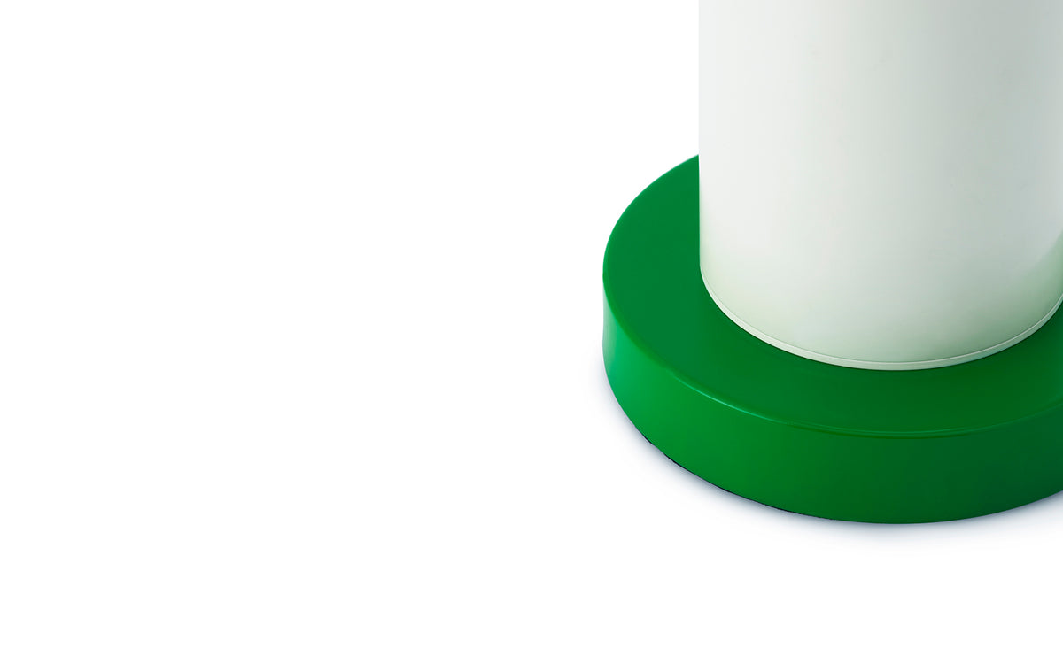 Tischleuchte Cellu EU von Normann Copenhagen in Hellgrün mit plissiertem PVC-Lampenschirm, Aluminiumstiel und Stahlsockel aus rostfreiem Stahl.