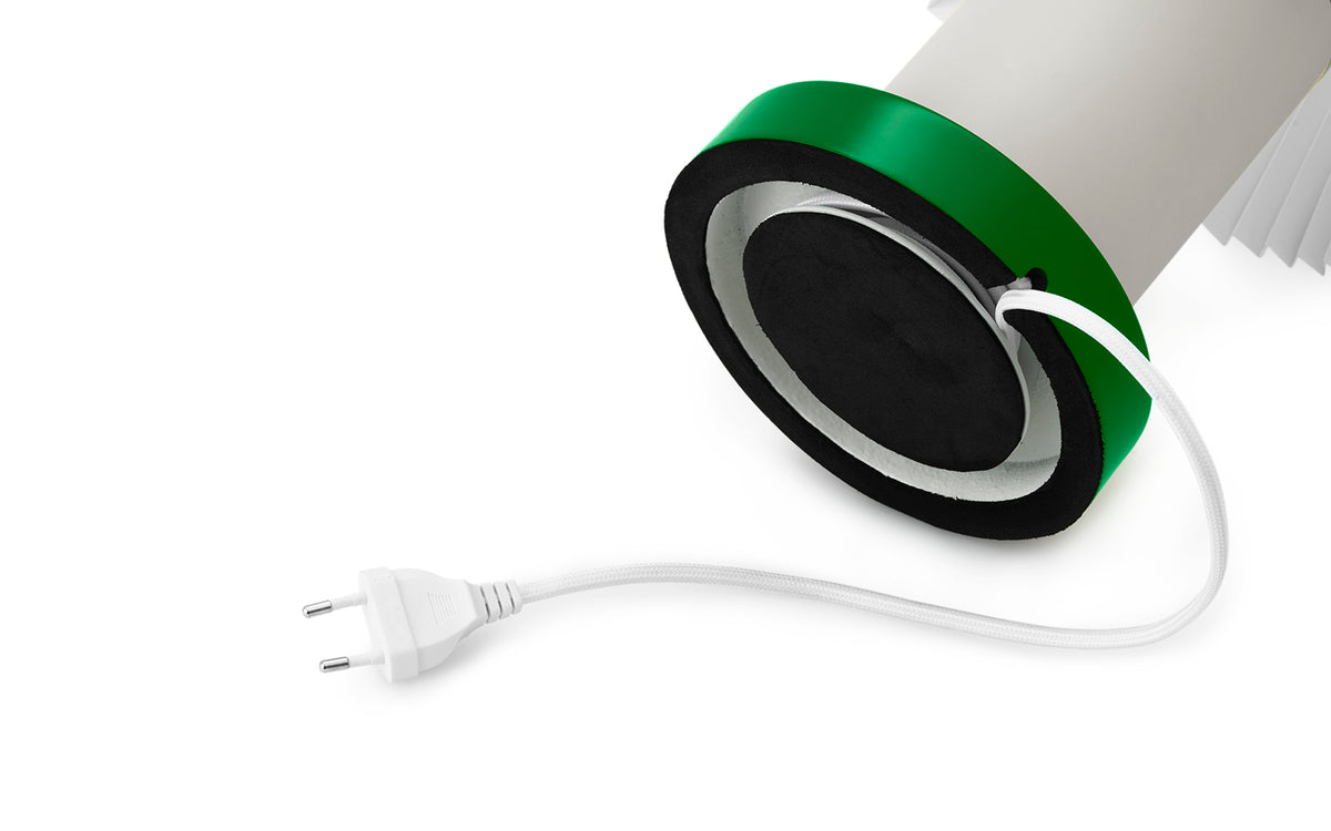 Tischleuchte Cellu EU von Normann Copenhagen in Hellgrün mit plissiertem PVC-Lampenschirm, Aluminiumstiel und Stahlsockel aus rostfreiem Stahl.