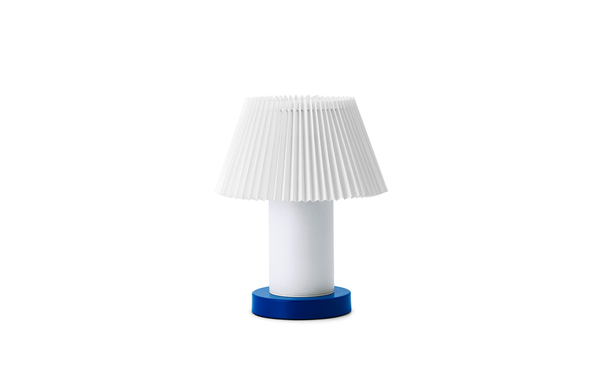 Tischleuchte Cellu EU von Normann Copenhagen in Hellgrün mit plissiertem PVC-Lampenschirm, Aluminiumstiel und Stahlsockel aus rostfreiem Stahl.