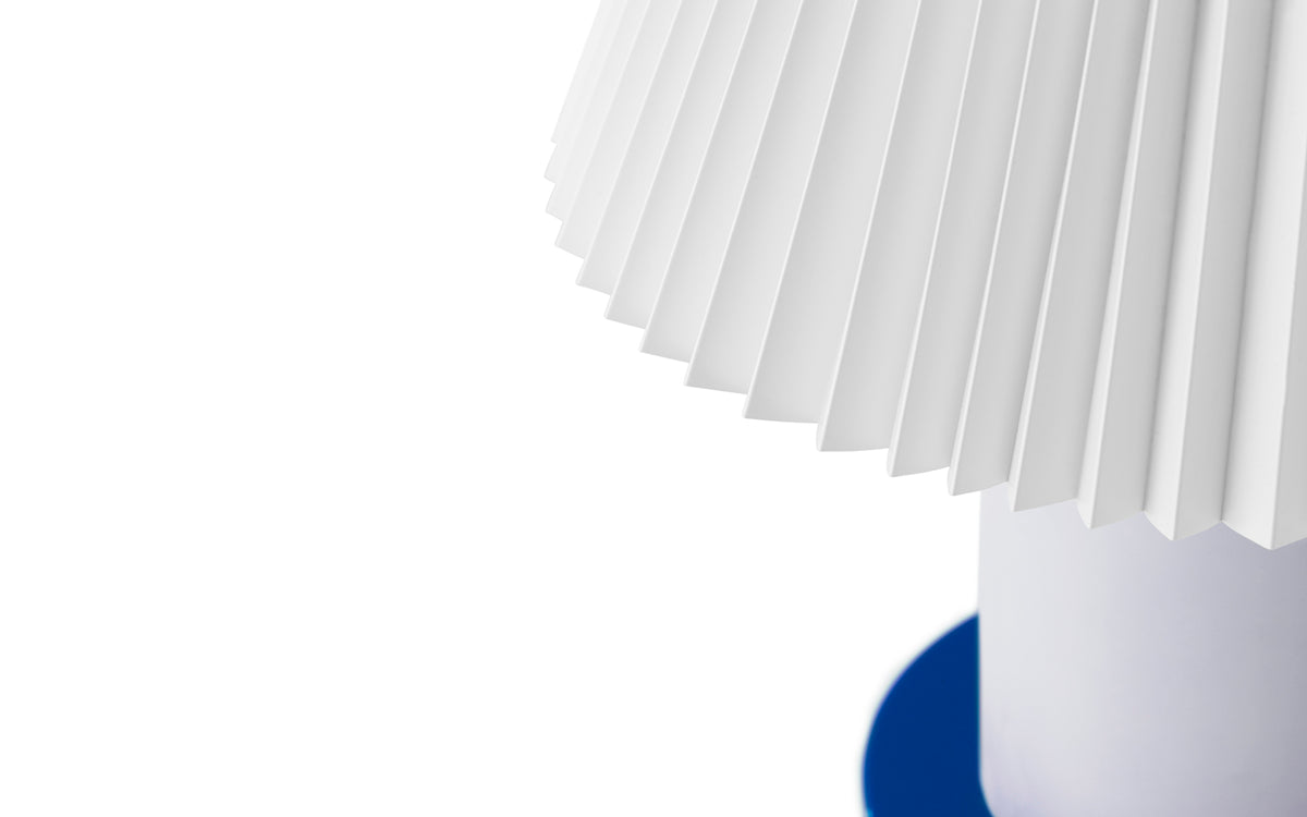 Tischleuchte Cellu EU von Normann Copenhagen in Hellgrün mit plissiertem PVC-Lampenschirm, Aluminiumstiel und Stahlsockel aus rostfreiem Stahl.