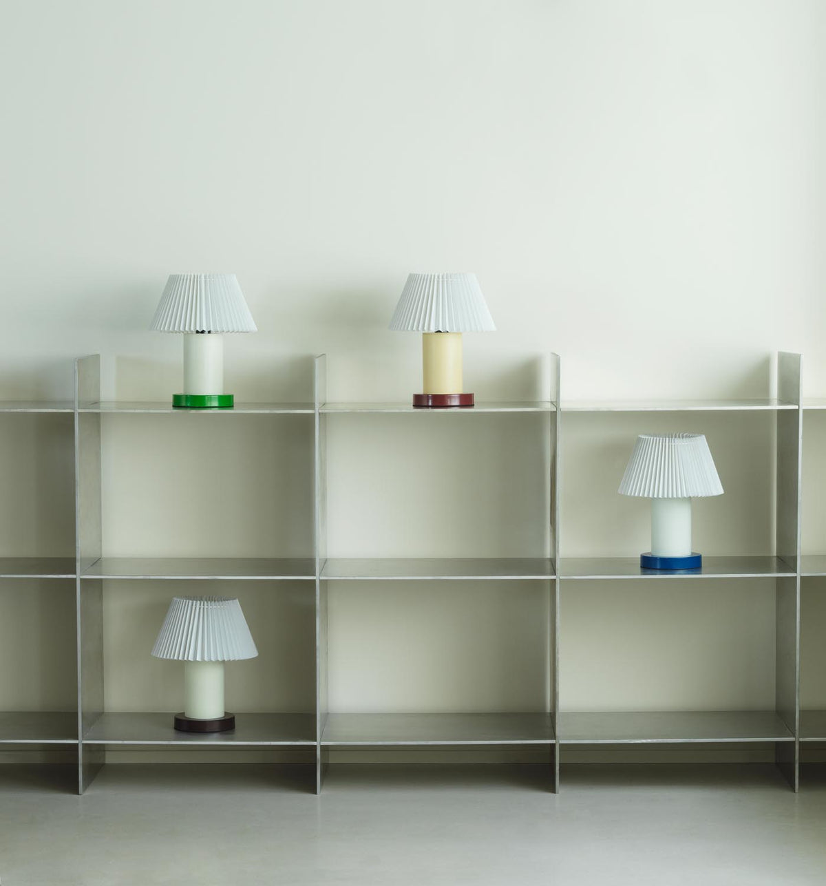 Tischleuchte Cellu EU von Normann Copenhagen in Hellgrün mit plissiertem PVC-Lampenschirm, Aluminiumstiel und Stahlsockel aus rostfreiem Stahl.