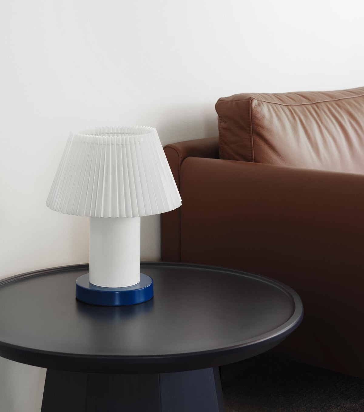 Tischleuchte Cellu EU von Normann Copenhagen in Hellgrün mit plissiertem PVC-Lampenschirm, Aluminiumstiel und Stahlsockel aus rostfreiem Stahl.