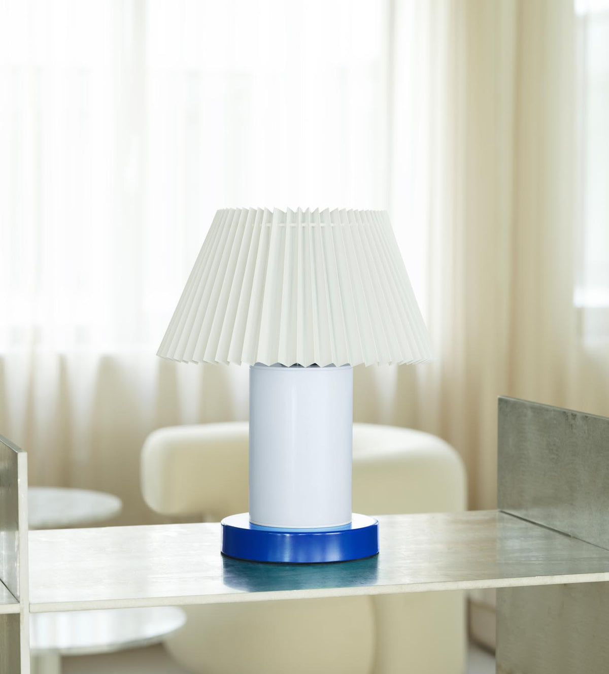 Tischleuchte Cellu EU von Normann Copenhagen in Hellgrün mit plissiertem PVC-Lampenschirm, Aluminiumstiel und Stahlsockel aus rostfreiem Stahl.