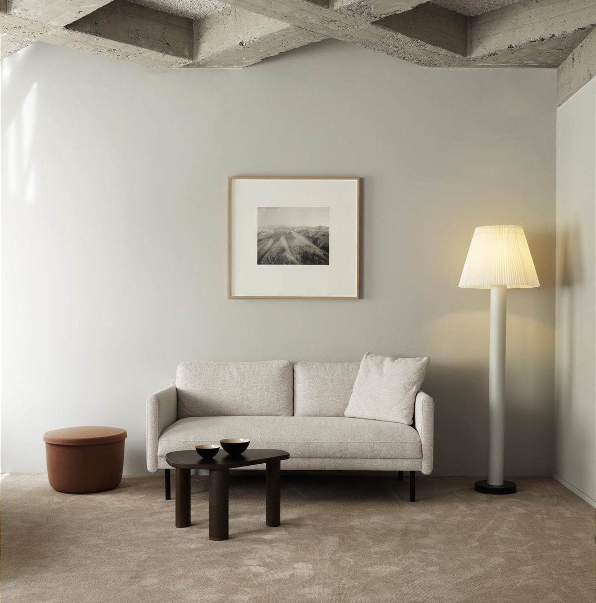 Weisse Cellu Stehlampe EU von Normann Copenhagen mit plissiertem PVC-Lampenschirm, Aluminiumstiel und Stahlsockel, moderne skandinavische Stehleuchte.