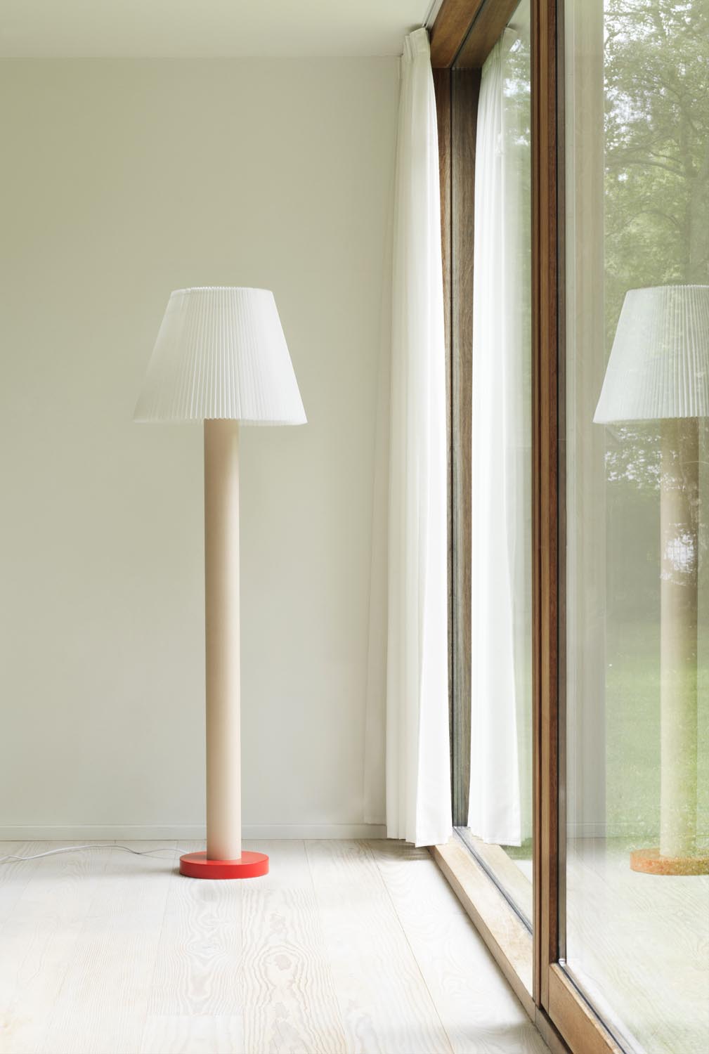 Weisse Cellu Stehlampe EU von Normann Copenhagen mit plissiertem PVC-Lampenschirm, Aluminiumstiel und Stahlsockel, moderne skandinavische Stehleuchte.