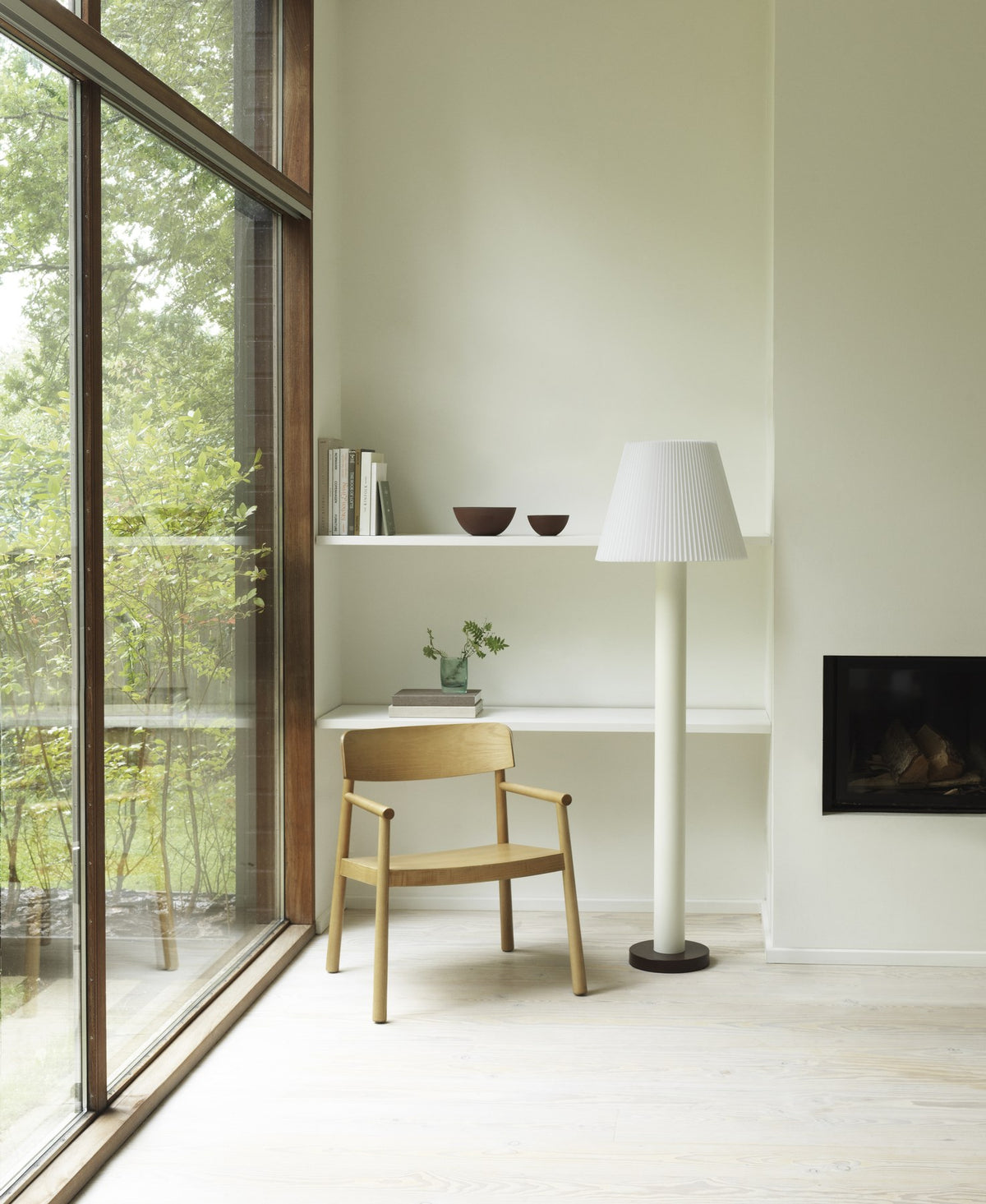 Weisse Cellu Stehlampe EU von Normann Copenhagen mit plissiertem PVC-Lampenschirm, Aluminiumstiel und Stahlsockel, moderne skandinavische Stehleuchte.