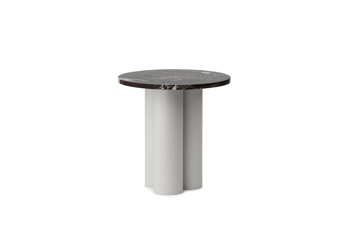 Beistelltisch Dit von Normann Copenhagen mit runder Tischplatte aus Stein in Sand Travertine Light, getragen von drei zylindrischen Stahlbeinen.