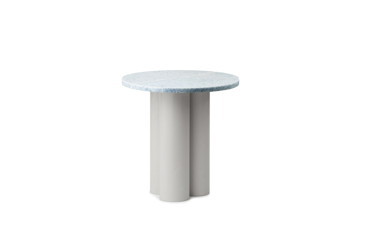 Beistelltisch Dit von Normann Copenhagen mit runder Tischplatte aus Stein in Sand Travertine Light, getragen von drei zylindrischen Stahlbeinen.