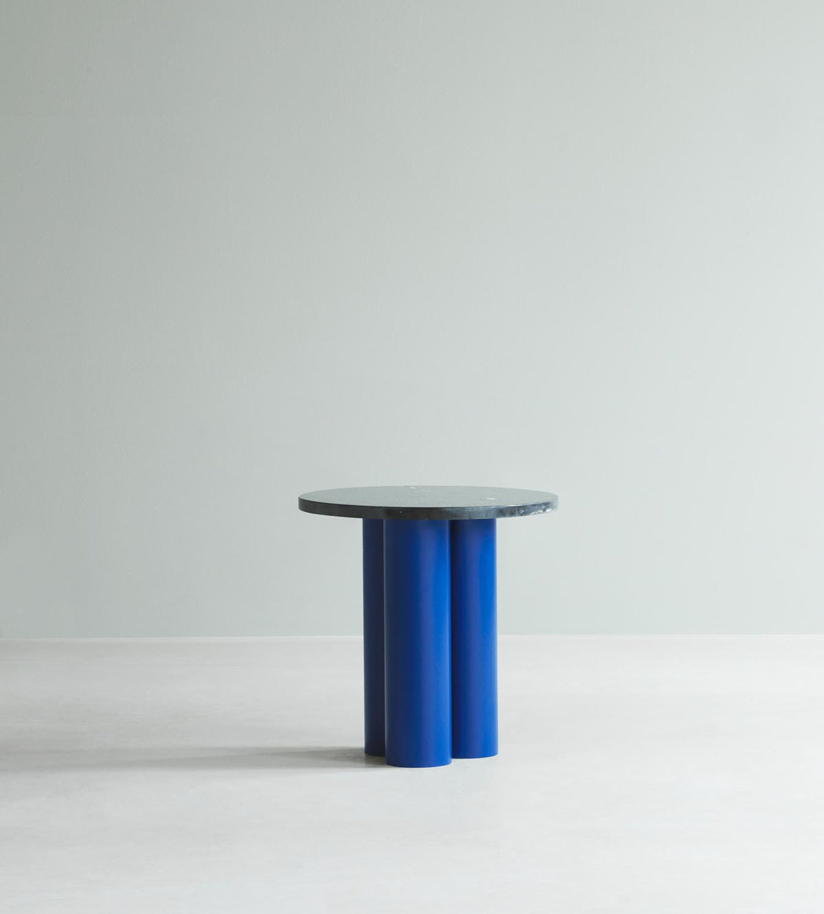 Dit Beistelltisch in Leuchtendes Blau Nero Marquina präsentiert im Onlineshop von KAQTU Design AG. Beistelltisch ist von Normann Copenhagen