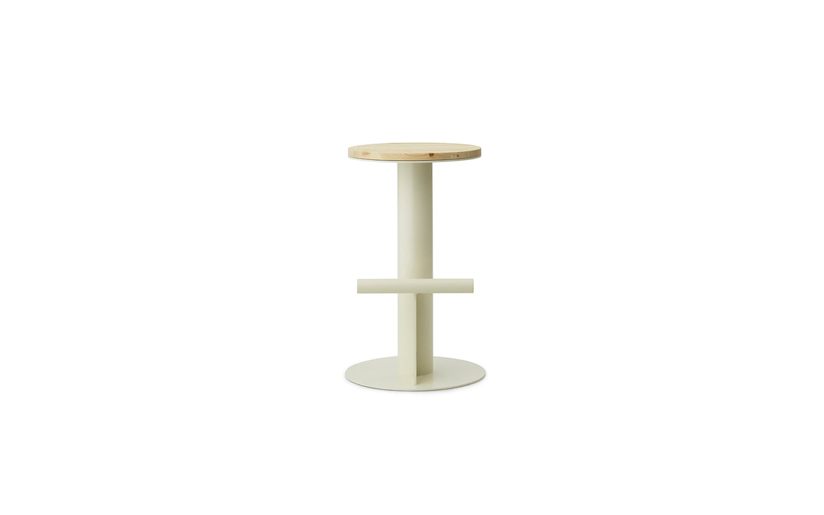 Pole Barhocker in Kiefer/Sand präsentiert im Onlineshop von KAQTU Design AG. Barhocker ist von Normann Copenhagen