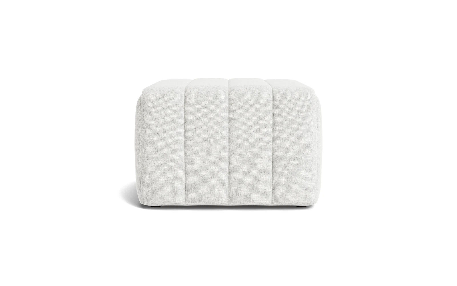 Erleben Sie den Scene Pouf Klein Hallingdal von Normann Copenhagen – ein elegantes, vielseitiges Möbelstück, das Stil und Komfort in Ihr Zuhause bringt.
