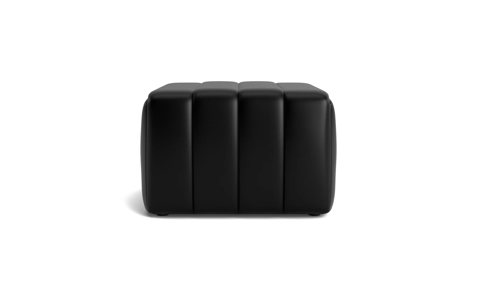 Entdecken Sie den Scene Pouf Klein Ultra von Normann Copenhagen – ein modernes Möbelstück, das mit seiner eleganten Form und weichen Polsterung jeden Raum bereichert.