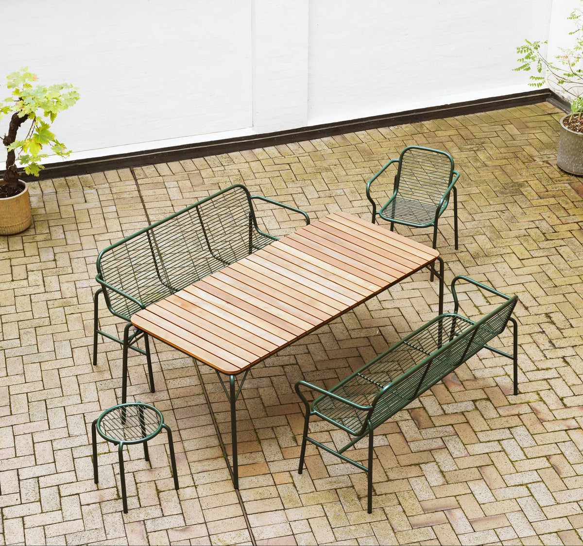 Foto einer schwarzen Vig Esszimmerbank von Normann Copenhagen aus doppelt pulverbeschichtetem Stahl mit schlichtem Gestell für den Aussenbereich.