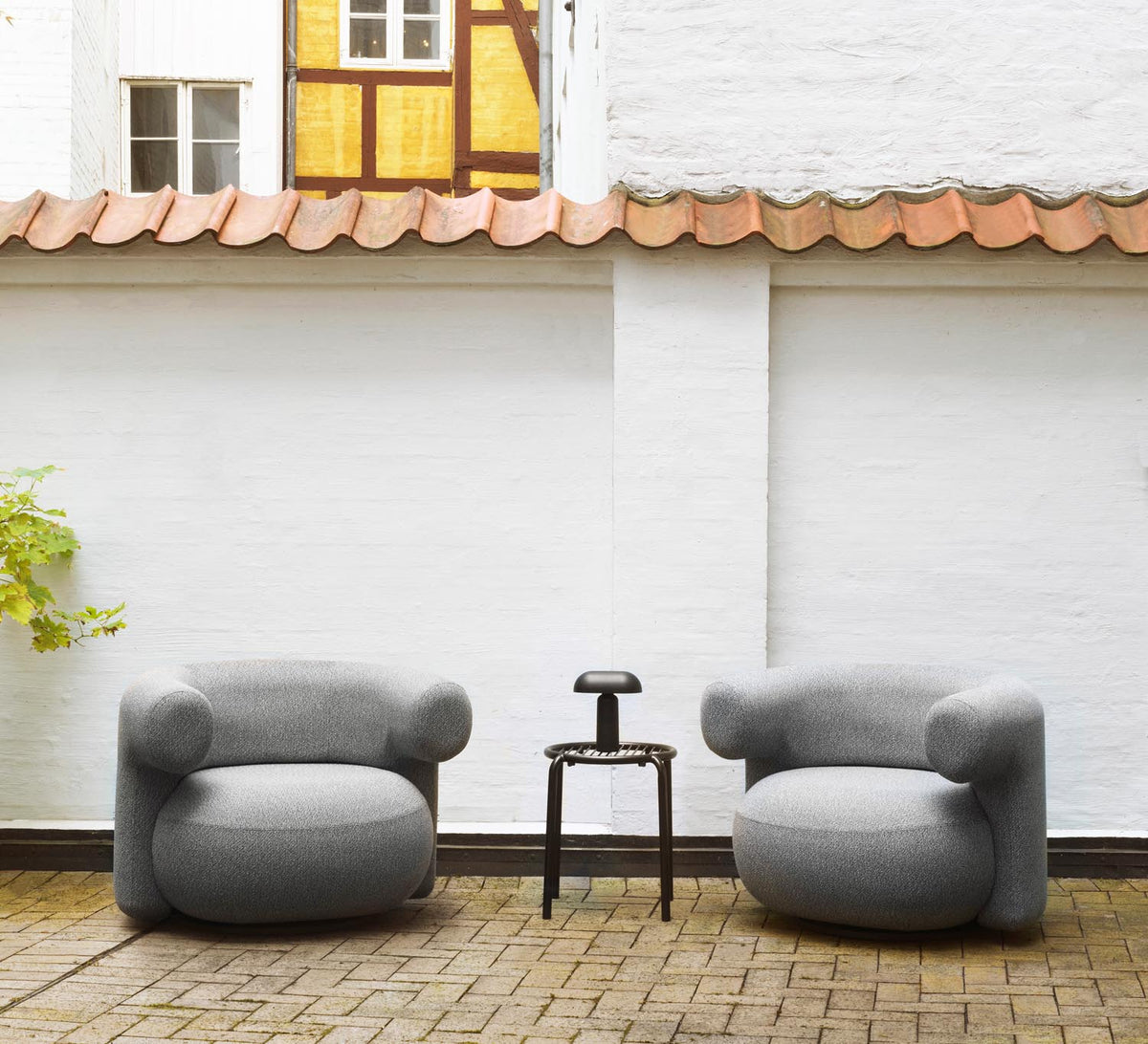 Schwarzer Vig Hocker aus doppelt pulverbeschichtetem Stahl mit runder Sitzfläche und schlanken Beinen, Outdoor-Möbel von Normann Copenhagen.