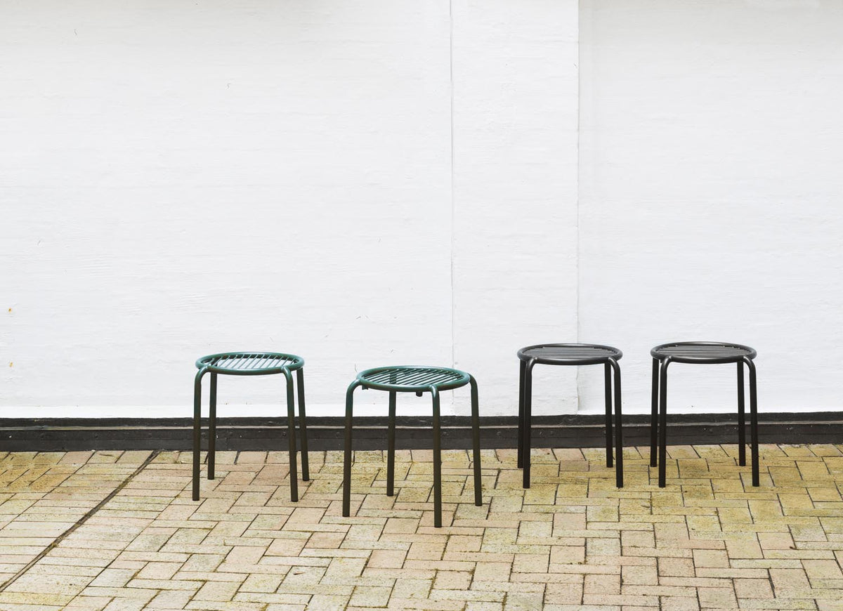 Schwarzer Vig Hocker aus doppelt pulverbeschichtetem Stahl mit runder Sitzfläche und schlanken Beinen, Outdoor-Möbel von Normann Copenhagen.