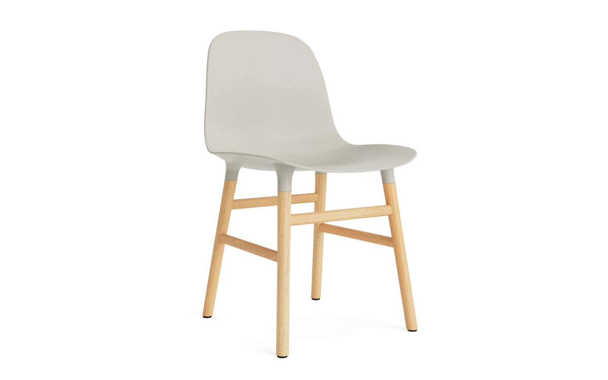 Form Stuhl Hellgrau/Eiche in Hellgrau mit Eiche präsentiert im Onlineshop von KAQTU Design AG. Stuhl ist von Normann Copenhagen