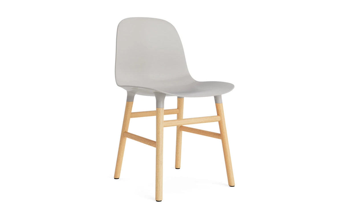 Form Stuhl Warmes Grau/Eiche in Warmes Grau mit Eiche präsentiert im Onlineshop von KAQTU Design AG. Stuhl ist von Normann Copenhagen
