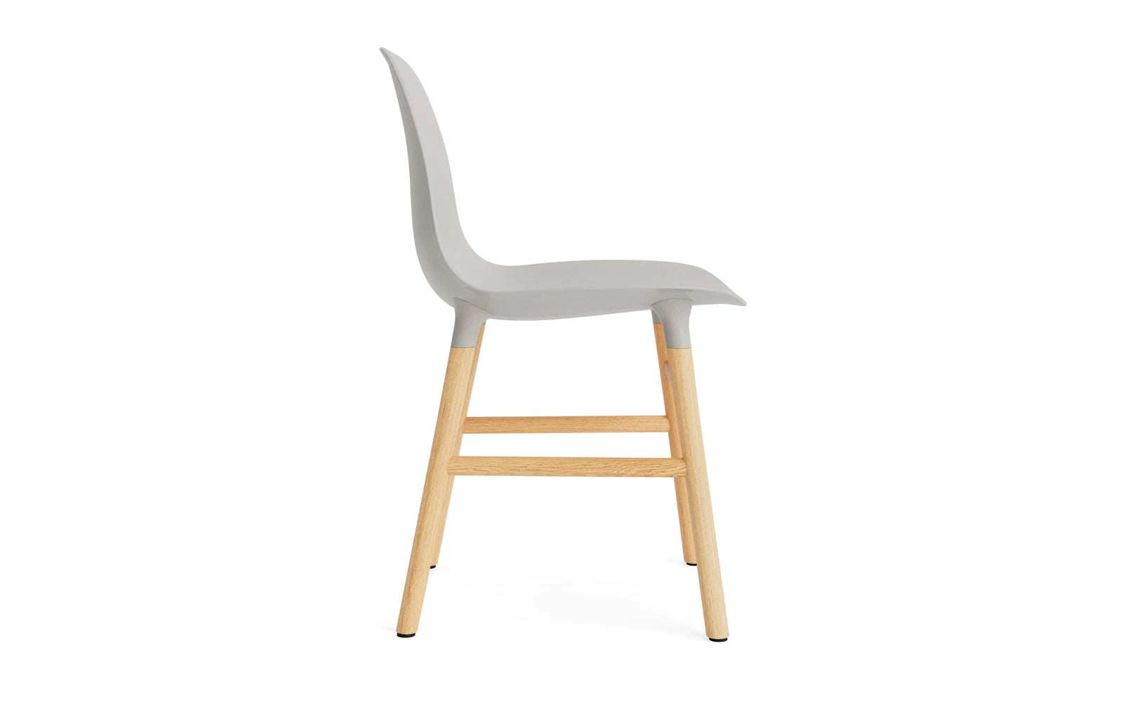 Entdecken Sie den Form Stuhl in Warmem Grau/Eiche von Normann Copenhagen – eine harmonische Verbindung von Stil und Funktionalität.