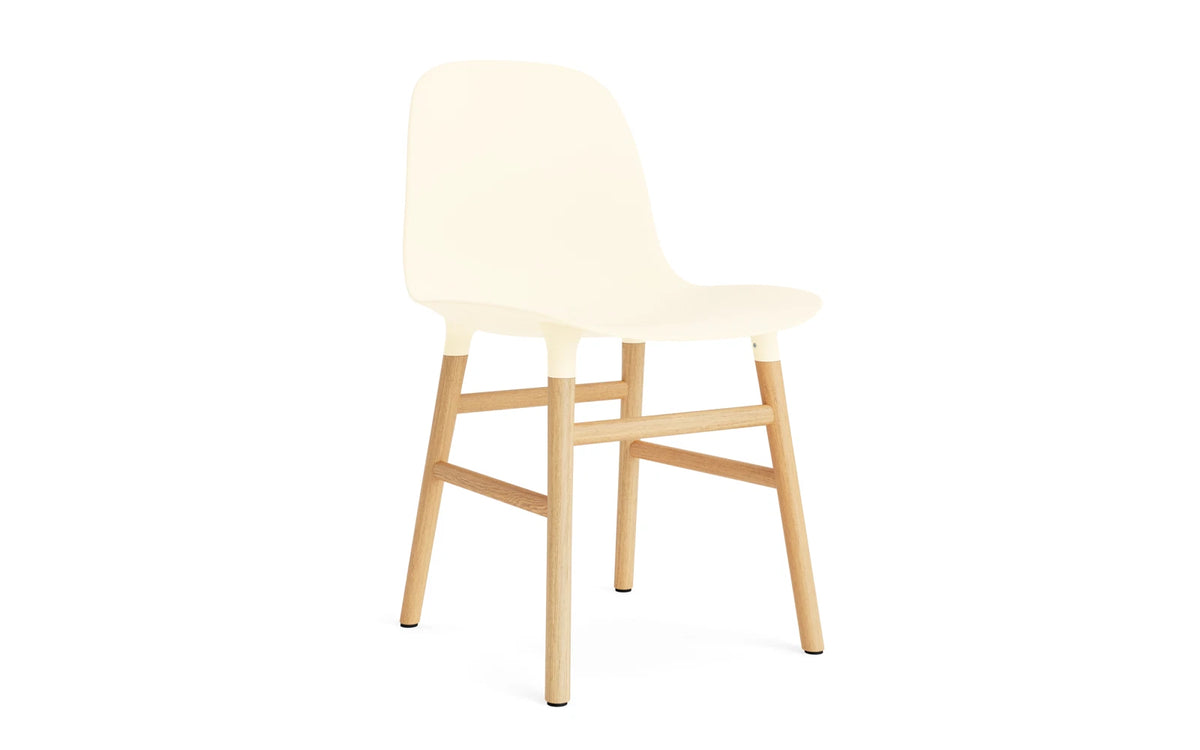 Form Stuhl Creme/Eiche in Creme mit Eiche präsentiert im Onlineshop von KAQTU Design AG. Stuhl ist von Normann Copenhagen