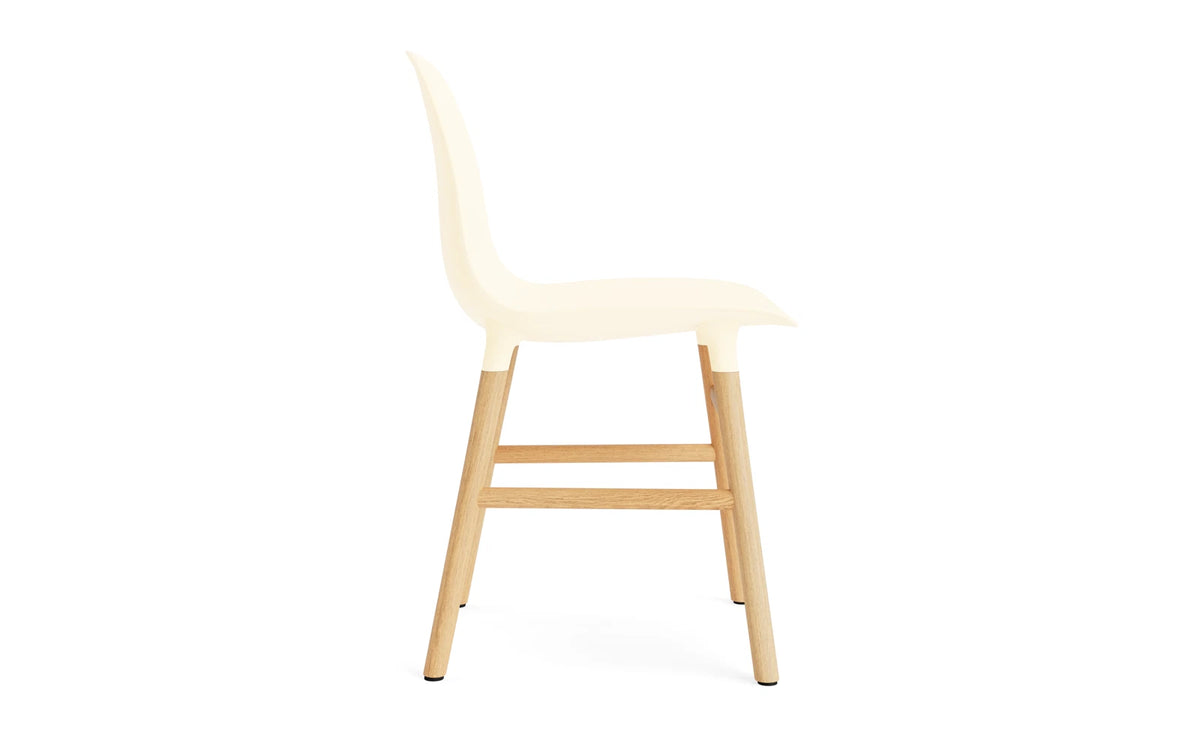 Form Stuhl Creme/Eiche in Creme mit Eiche präsentiert im Onlineshop von KAQTU Design AG. Stuhl ist von Normann Copenhagen