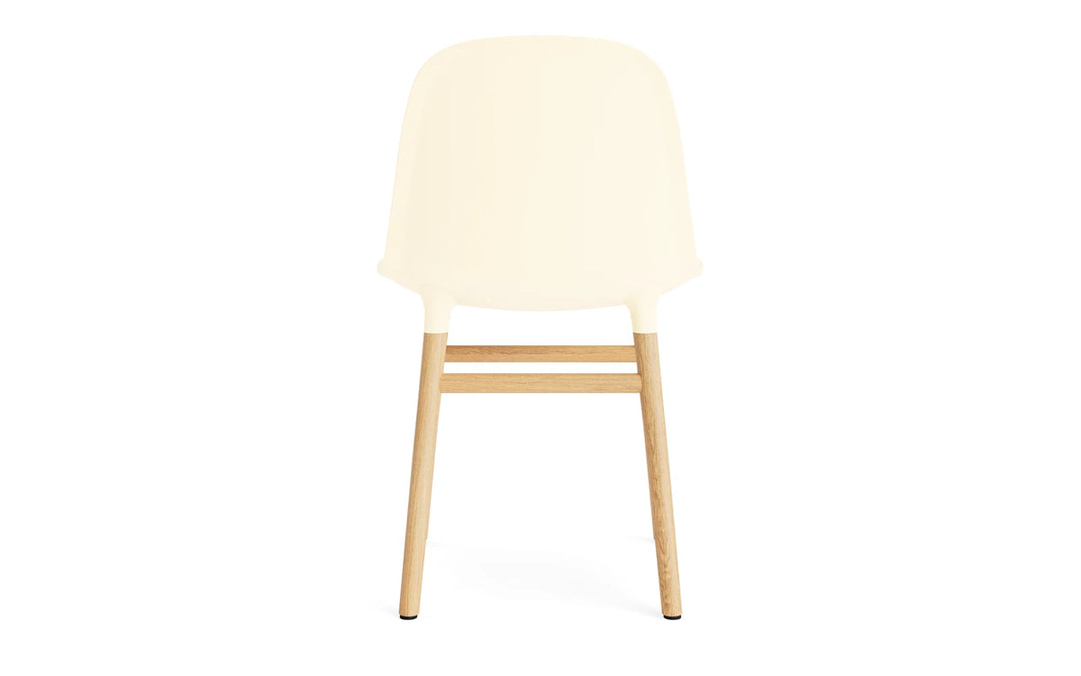 Form Stuhl Creme/Eiche in Creme mit Eiche präsentiert im Onlineshop von KAQTU Design AG. Stuhl ist von Normann Copenhagen