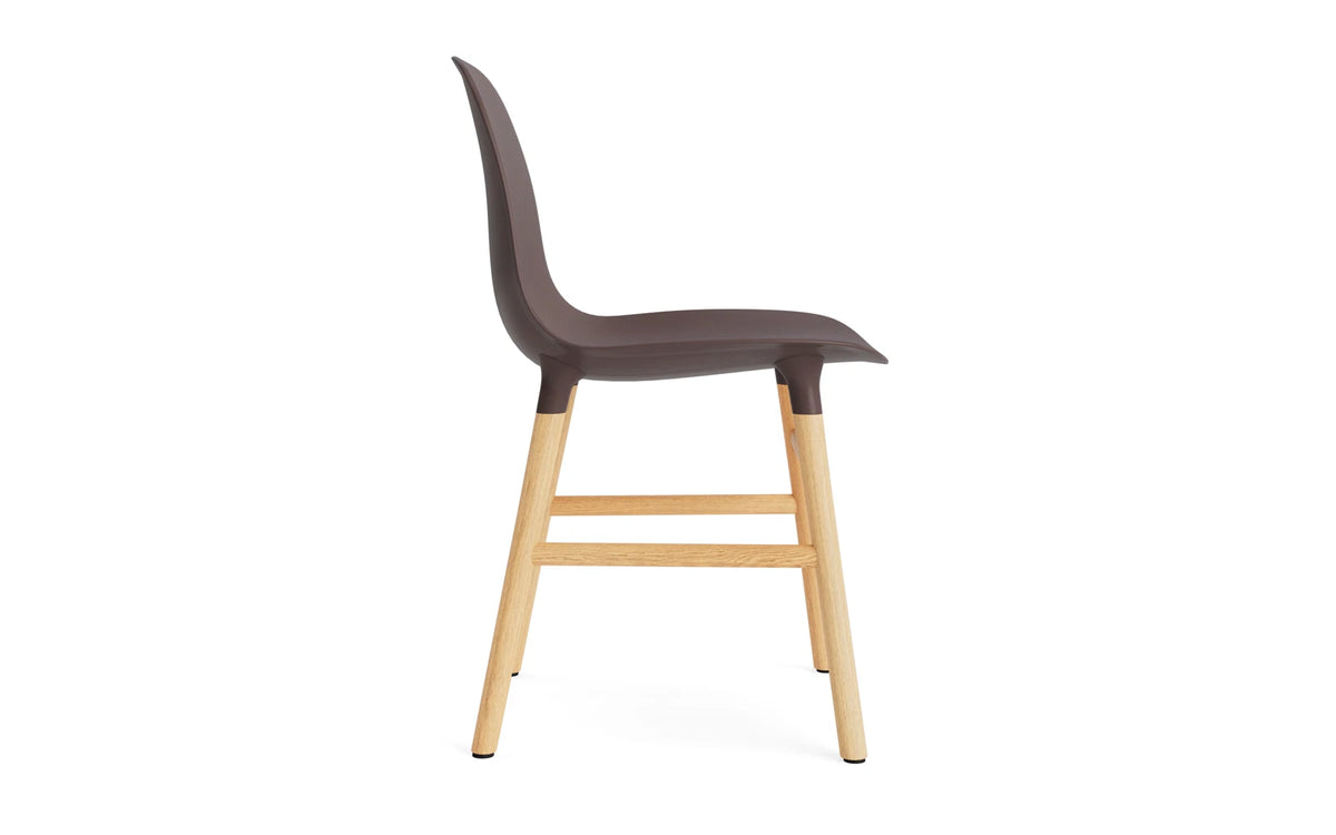 Form Stuhl Braun/Eiche in Braun mit Eiche präsentiert im Onlineshop von KAQTU Design AG. Stuhl ist von Normann Copenhagen