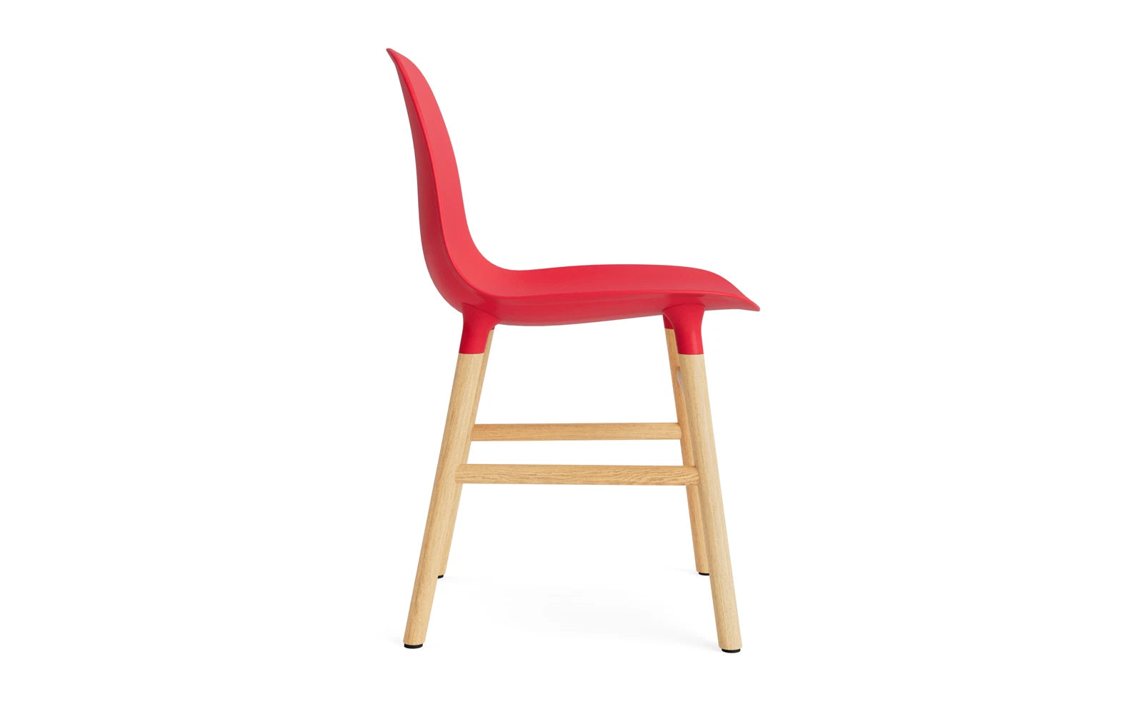 Entdecken Sie den Form Stuhl in leuchtendem Rot und Eiche von Normann Copenhagen – ein elegantes Designhighlight für jeden Raum.