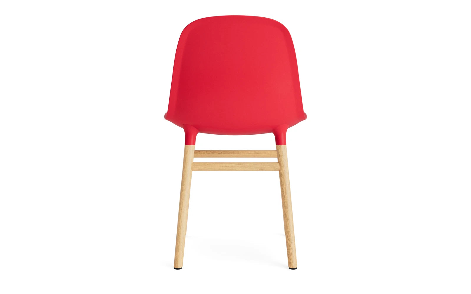 Erleben Sie den Form Stuhl in strahlendem Rot und Eiche von Normann Copenhagen – ein stilvolles Möbelstück, das Komfort und modernes Design vereint.