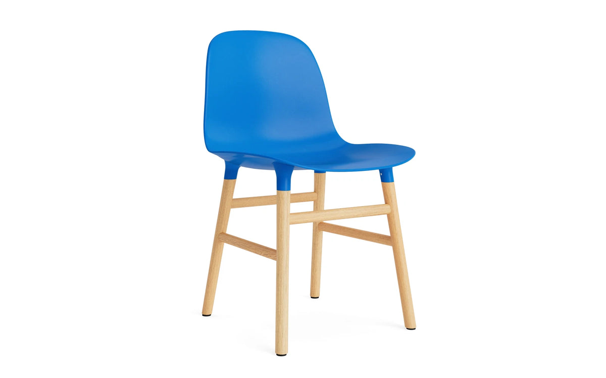 Form Stuhl Leuchtendes Blau/Eiche in Leuchtendes Blau mit Eiche präsentiert im Onlineshop von KAQTU Design AG. Stuhl ist von Normann Copenhagen