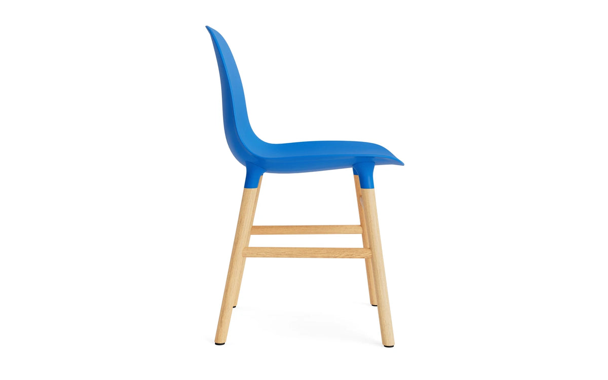 Form Stuhl Leuchtendes Blau/Eiche in Leuchtendes Blau mit Eiche präsentiert im Onlineshop von KAQTU Design AG. Stuhl ist von Normann Copenhagen