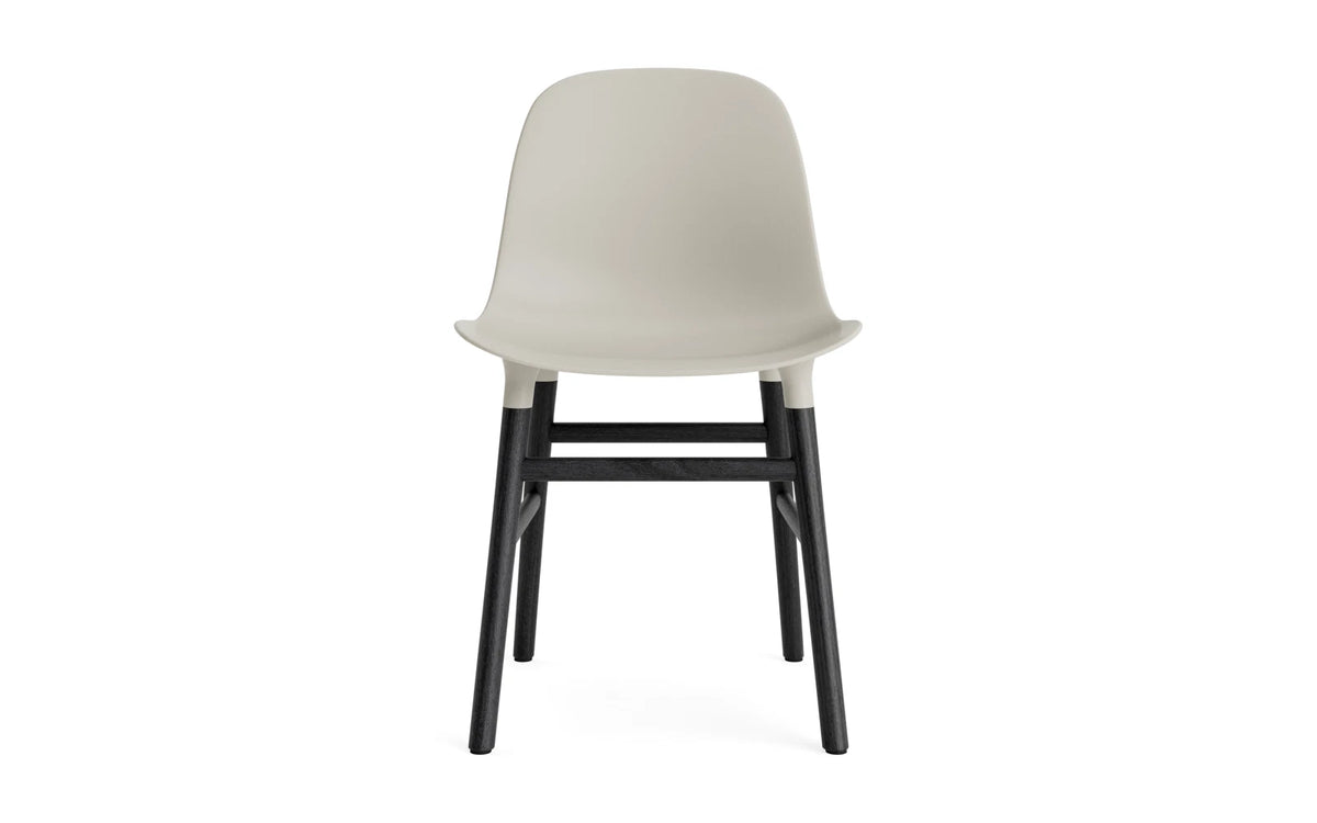 Form Stuhl Hellgrau/schwarz in Hellgrau präsentiert im Onlineshop von KAQTU Design AG. Stuhl ist von Normann Copenhagen