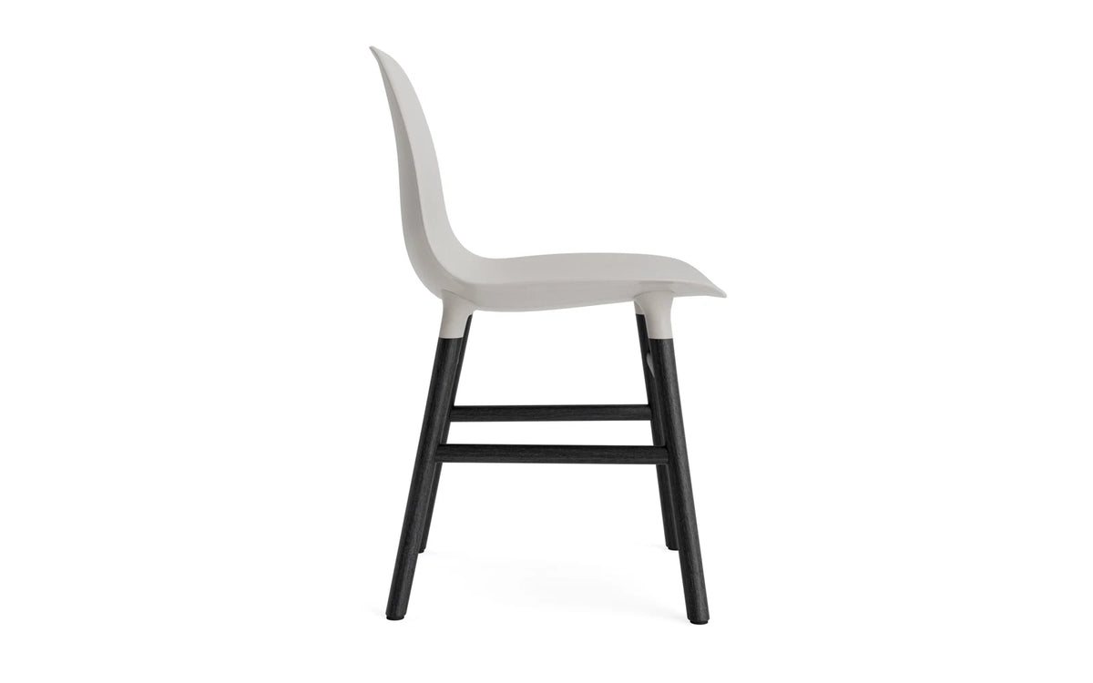 Form Stuhl Warmes Grau/schwarz in Warmes Grau präsentiert im Onlineshop von KAQTU Design AG. Stuhl ist von Normann Copenhagen