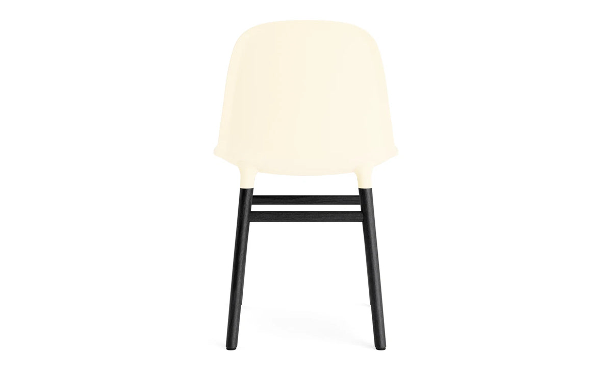Form Stuhl Creme/schwarz in Creme präsentiert im Onlineshop von KAQTU Design AG. Stuhl ist von Normann Copenhagen