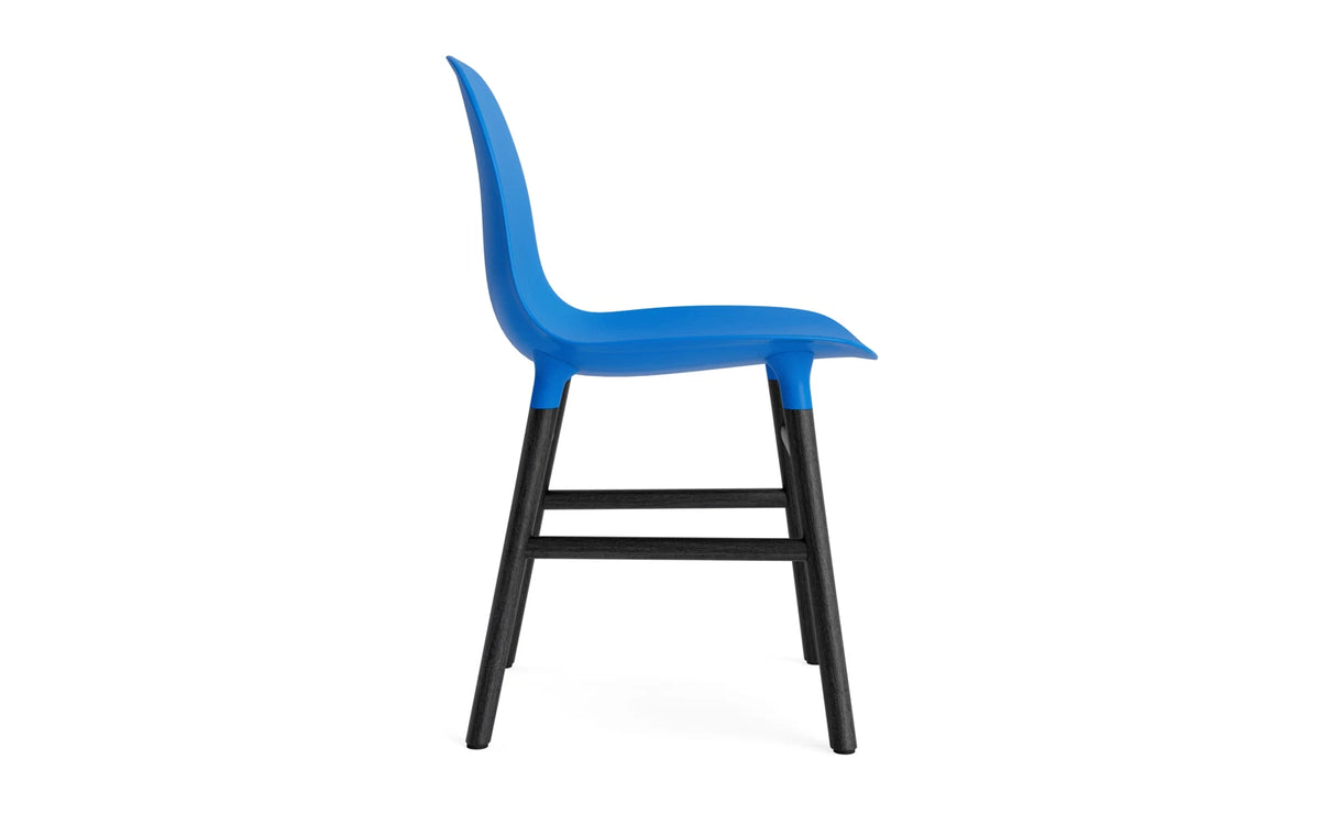 Form Stuhl Leuchtendes Blau/schwarz in Leuchtendes Blau präsentiert im Onlineshop von KAQTU Design AG. Stuhl ist von Normann Copenhagen