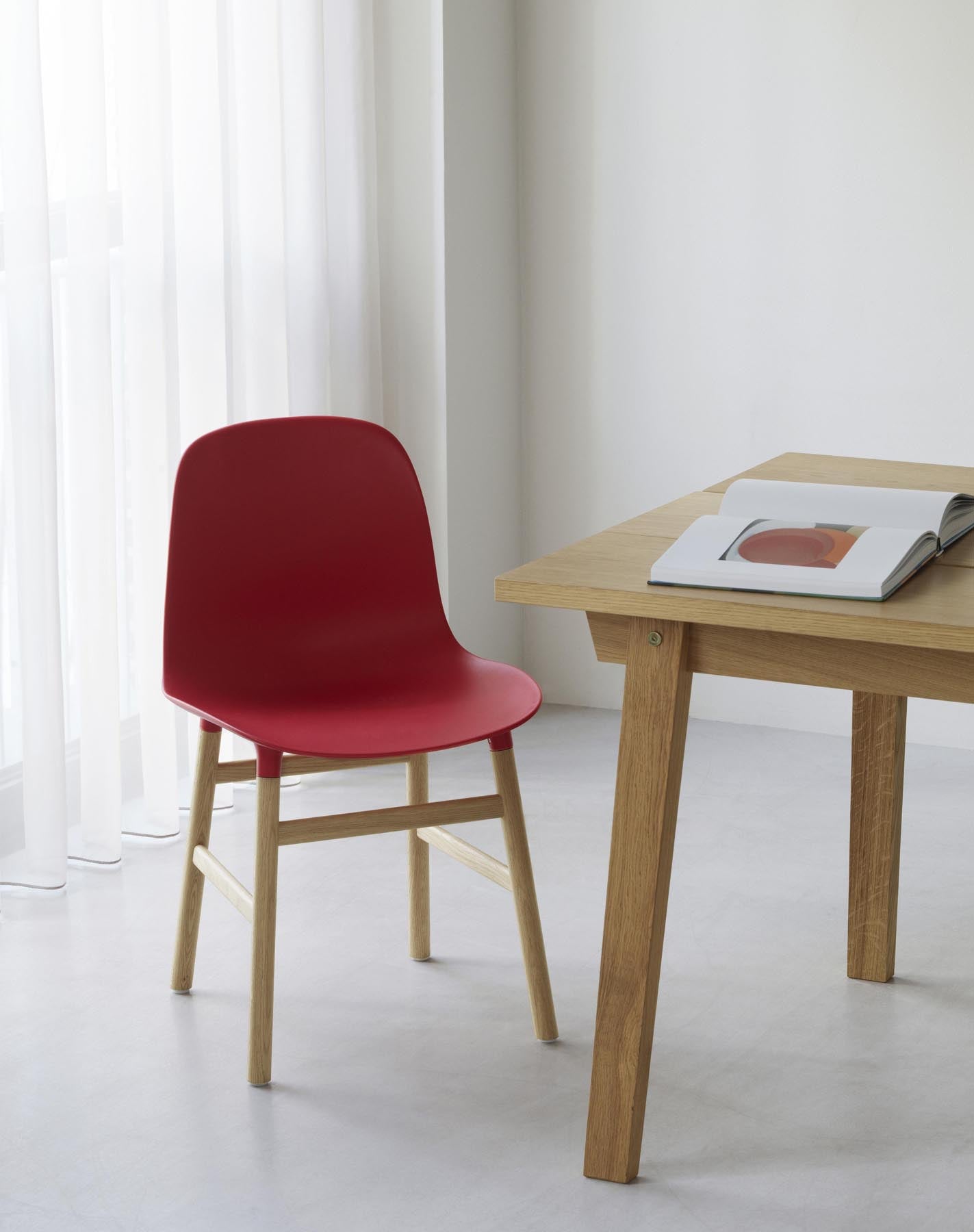 Entdecken Sie den Form Stuhl in Warmem Grau und Walnuss von Normann Copenhagen – ein stilvolles Design, das Komfort und Eleganz vereint.