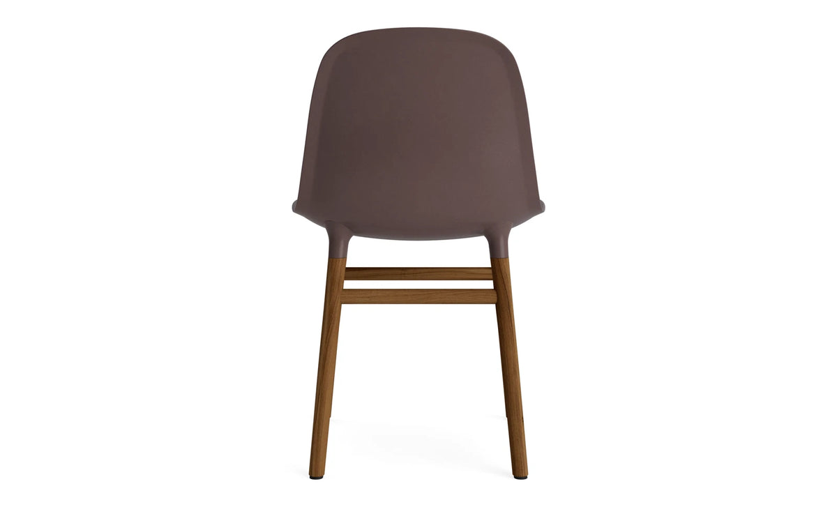 Form Stuhl Braun/Walnuss in Braun mit Walnuss präsentiert im Onlineshop von KAQTU Design AG. Stuhl ist von Normann Copenhagen