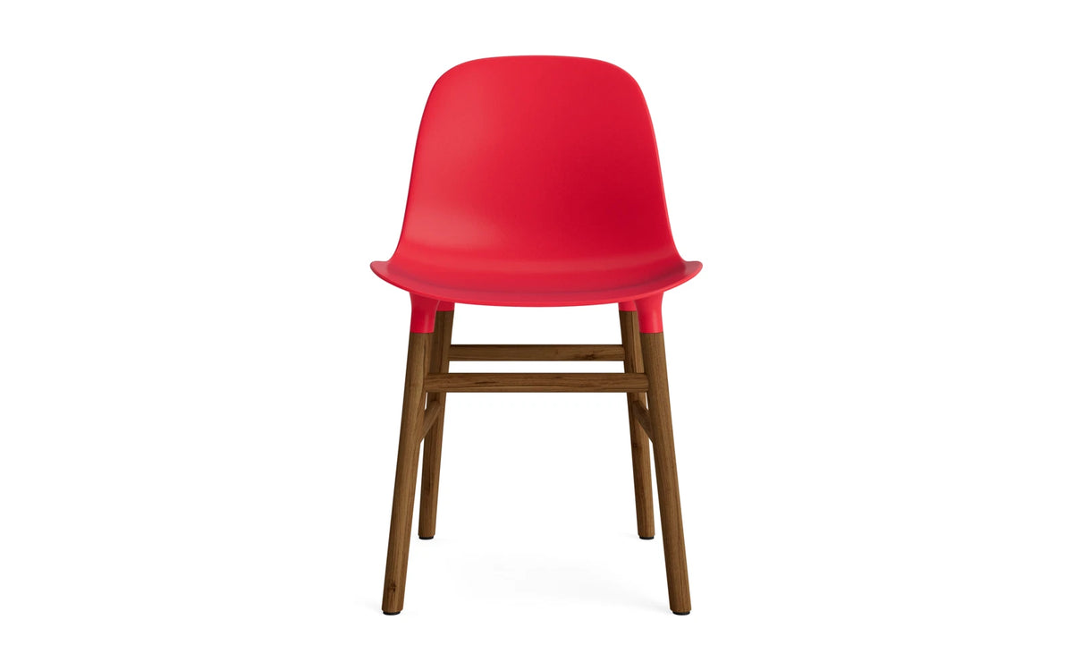 Form Stuhl Leuchtendes Rot/Walnuss in Leuchtendes Rot mit Walnuss präsentiert im Onlineshop von KAQTU Design AG. Stuhl ist von Normann Copenhagen