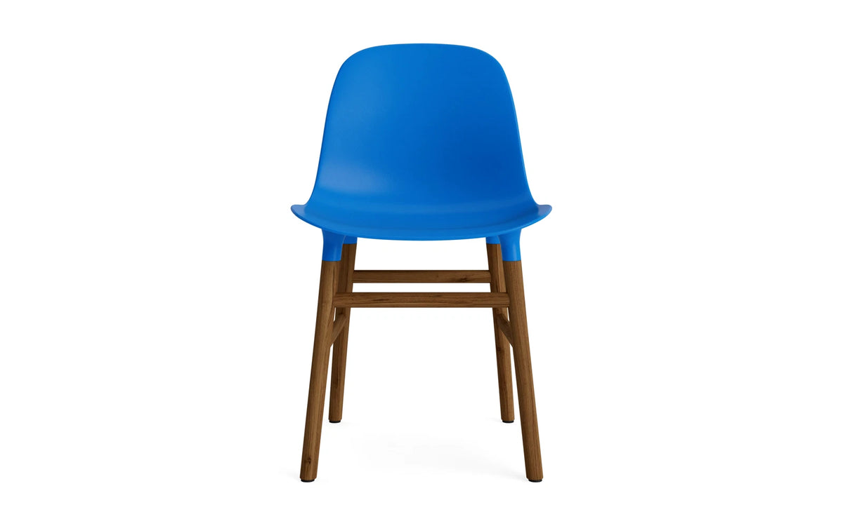 Form Stuhl Leuchtendes Blau/Walnuss in Leuchtendes Blau mit Walnuss präsentiert im Onlineshop von KAQTU Design AG. Stuhl ist von Normann Copenhagen