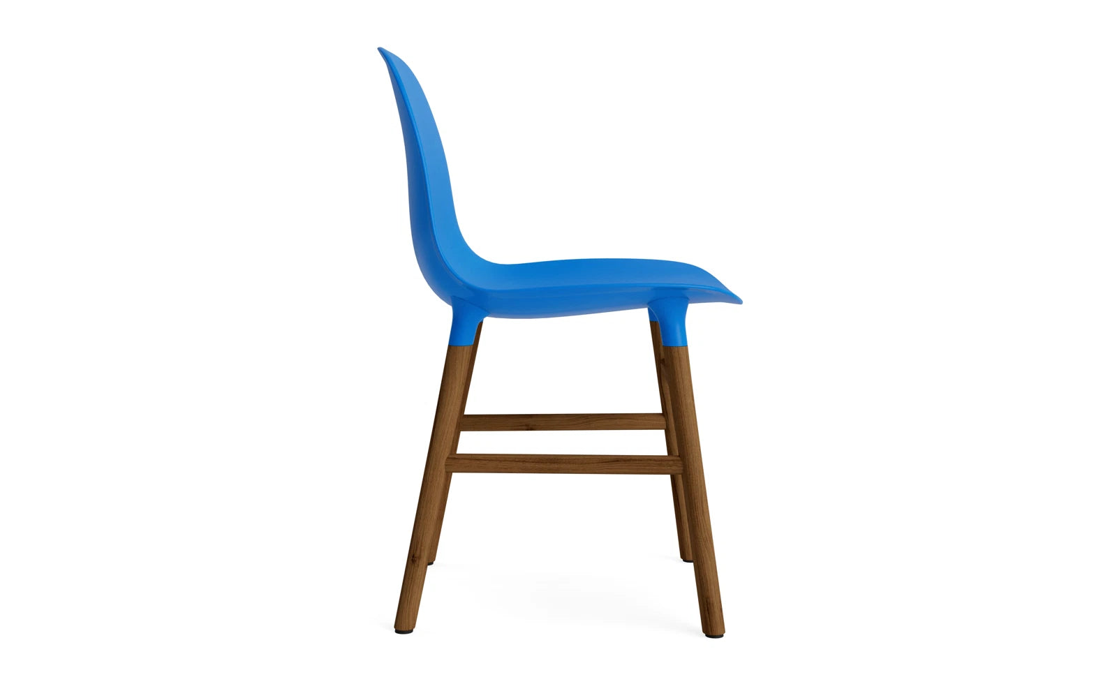 Entdecken Sie den Form Stuhl in leuchtendem Blau und Walnuss – ein elegantes Designhighlight für Ihr Zuhause, das Komfort und Stil vereint.