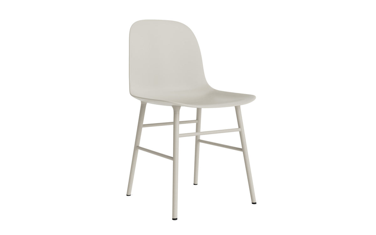 Form Stuhl Hellgrau in Hellgrau präsentiert im Onlineshop von KAQTU Design AG. Stuhl ist von Normann Copenhagen