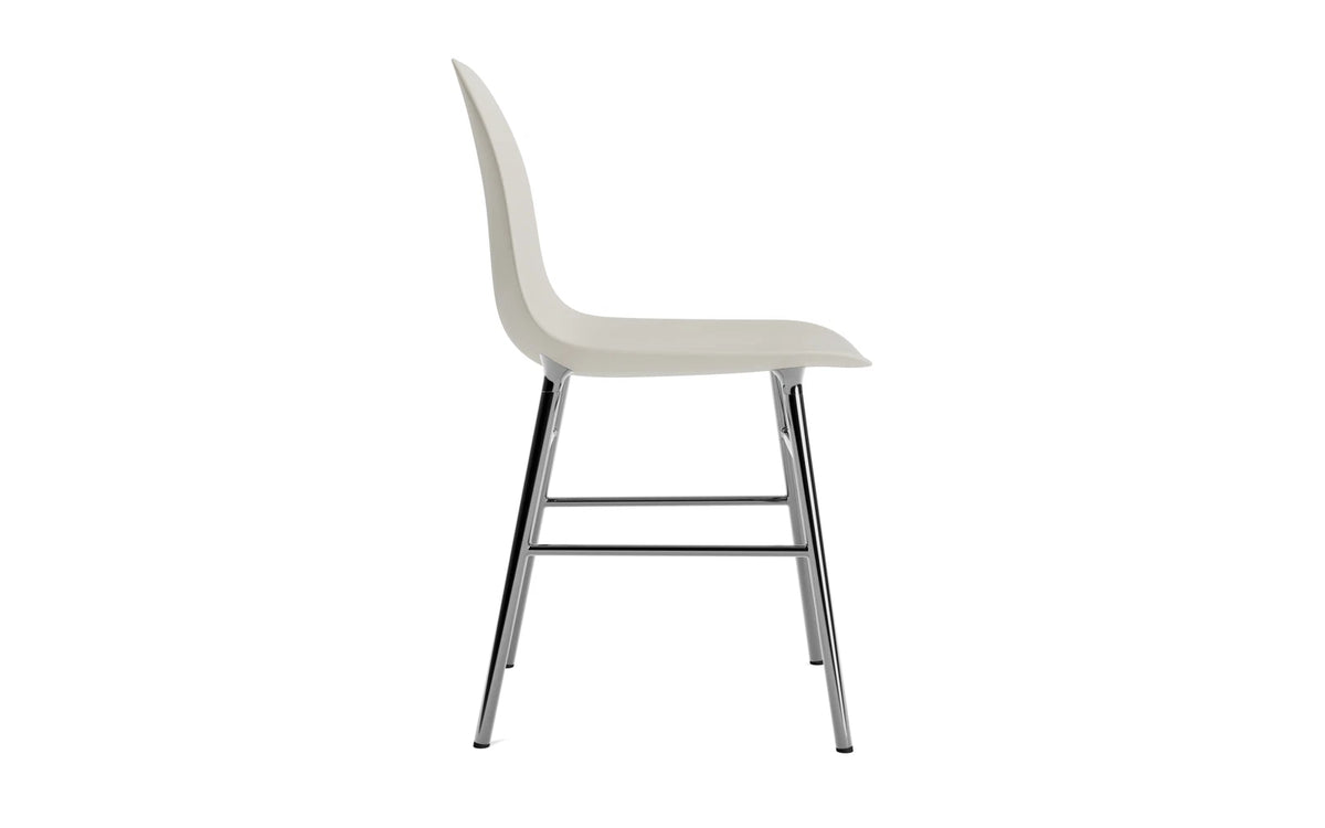 Form Stuhl Hellgrau/Chrom in Hellgrau präsentiert im Onlineshop von KAQTU Design AG. Stuhl ist von Normann Copenhagen