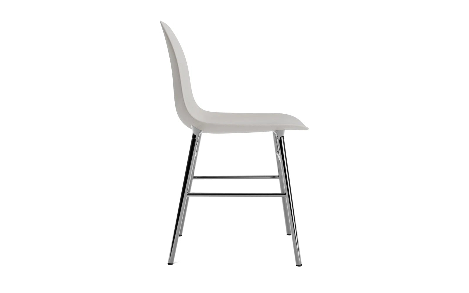 Entdecken Sie den Form Stuhl in Warmem Grau mit elegantem Chromgestell von Normann Copenhagen – zeitloses Design trifft auf höchsten Komfort.