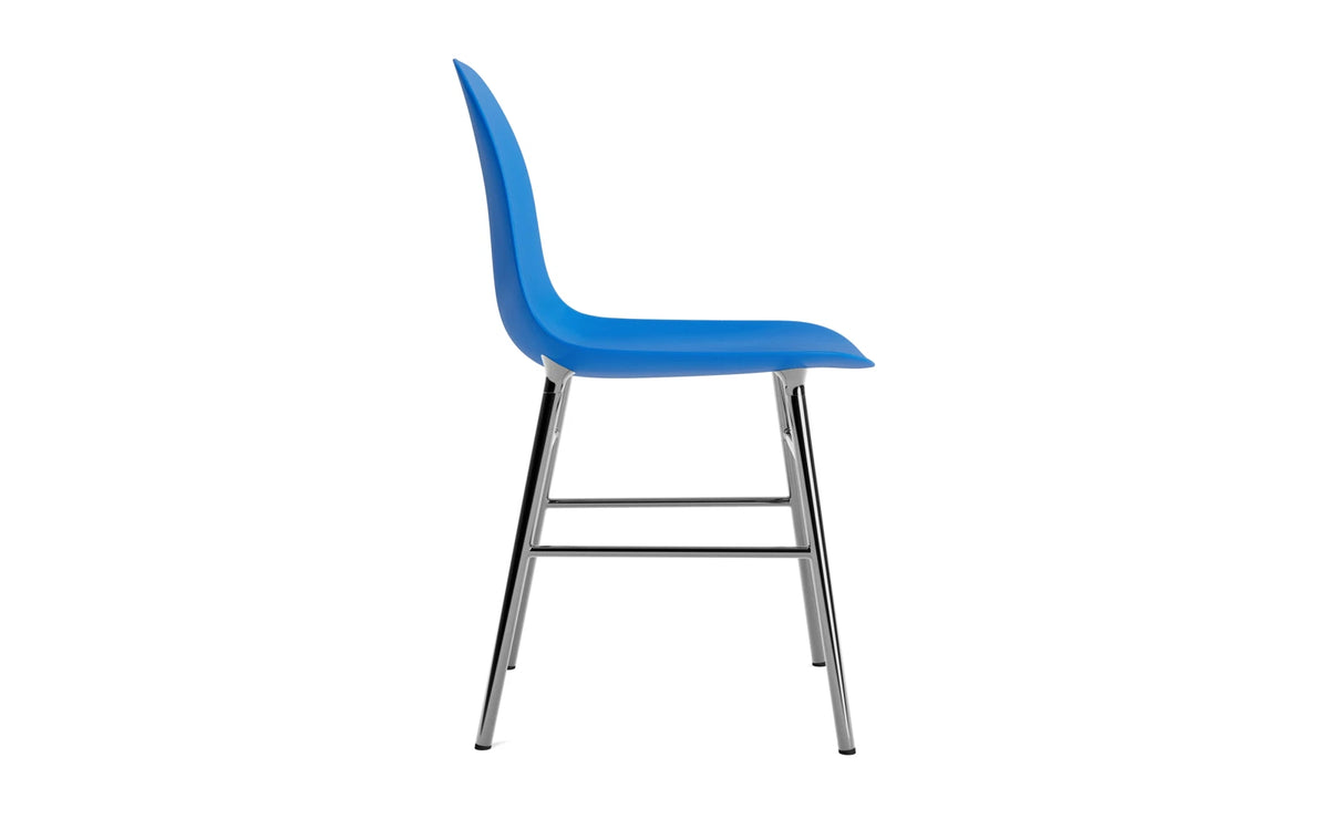 Form Stuhl Leuchtendes Leuchtendes Blau/Chrom in Leuchtendes Blau präsentiert im Onlineshop von KAQTU Design AG. Stuhl ist von Normann Copenhagen