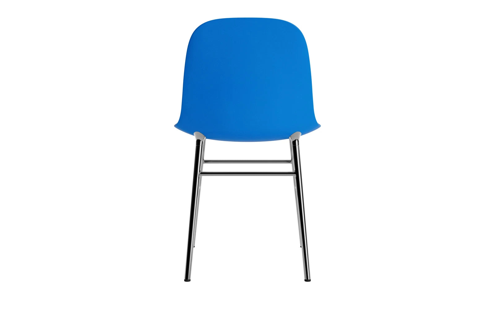Erleben Sie den Form Stuhl in strahlendem Blau und elegantem Chrom von Normann Copenhagen – ein modernes Möbelstück, das Komfort und Stil vereint.